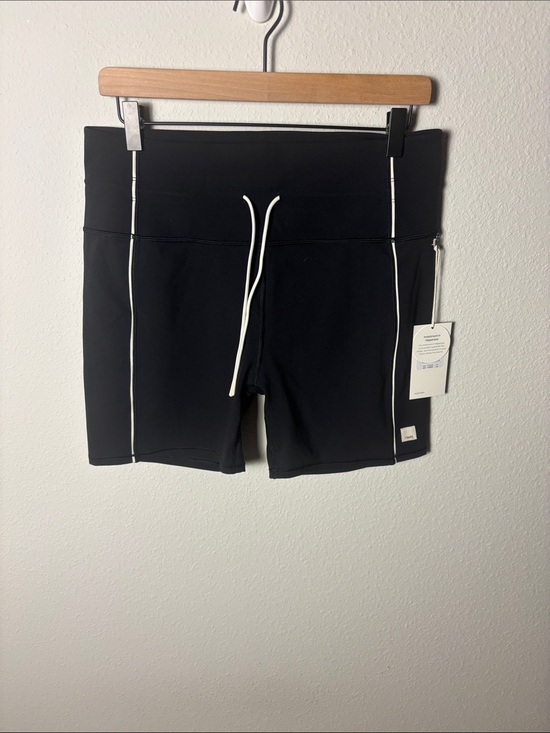 Vuori Pants - NWT Daily Practice Short 5” Black and White VW3124